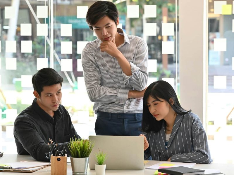 Startup-concept-team-of-young-business-analysis-data-in-laptop-computer-. Jpg